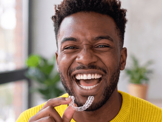 Paciente confortável com alinhadores Dental Athena