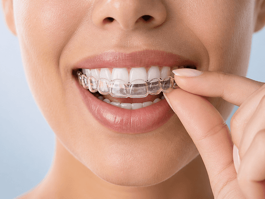 Dentistas trabalhando com precisão no consultório