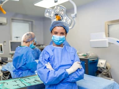 Paciente sorrindo após realizar seu procedimento com a SaúdeCash