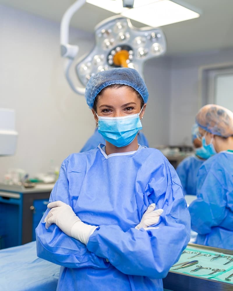 Paciente sorrindo após realizar seu procedimento com a SaúdeCash