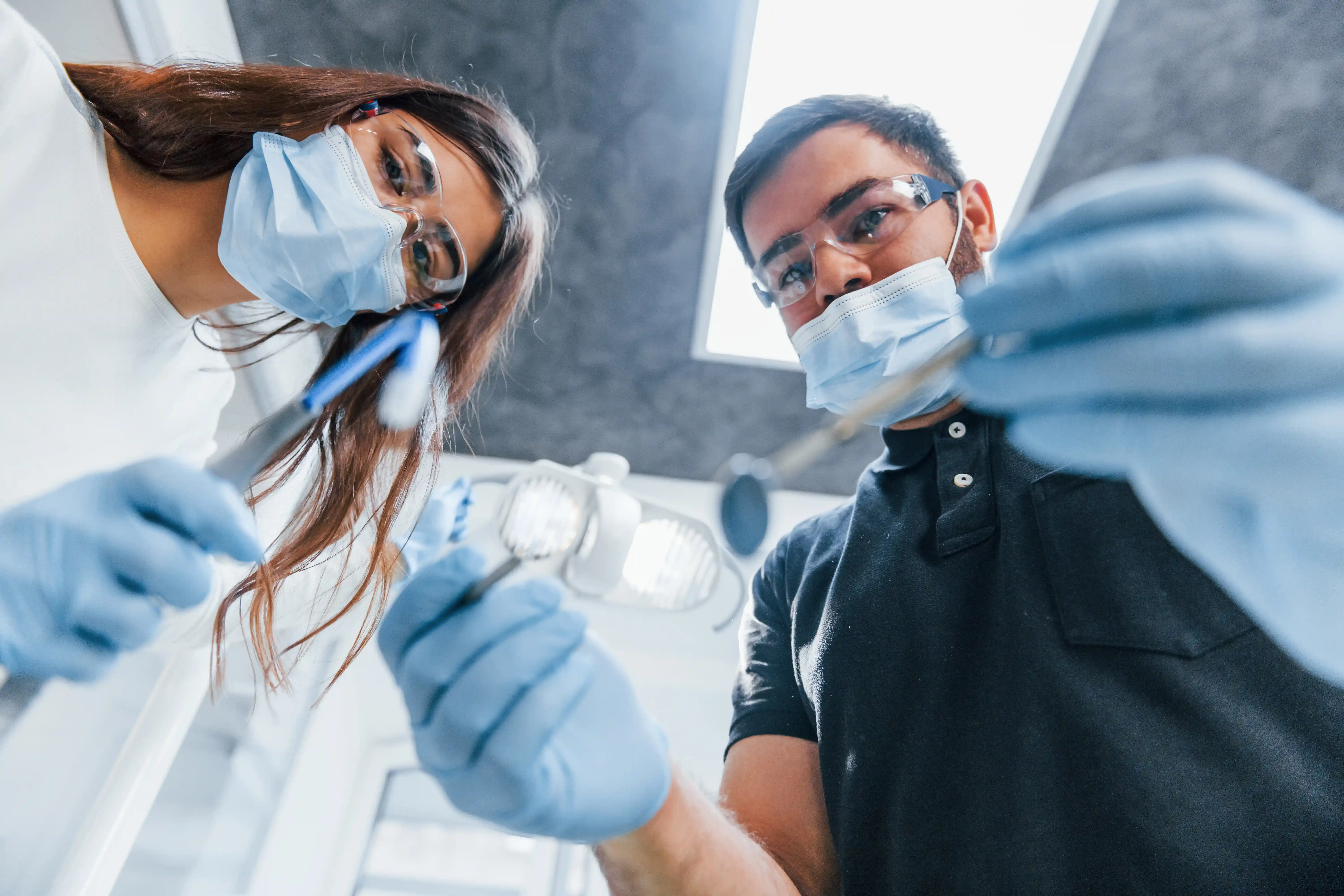 Dentistas trabalhando juntos no consultório da Dental Athena
